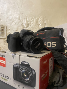 canon EOS 2000D