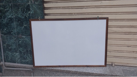 سبورة بيضاء مقاس 120 × 80 سنتيمتر نوع له وجه واحد و نوع آخر له وجهان ل