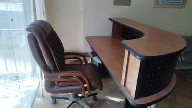 مكتب استقبال شيك خشبي كبير بحالة ممتازة مع كرسي مكتب جلد بني فاخر دوار