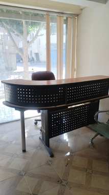 مكتب استقبال شيك خشبي كبير بحالة ممتازة مع كرسي مكتب جلد بني فاخر دوار - 2