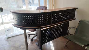 مكتب استقبال شيك خشبي كبير بحالة ممتازة مع كرسي مكتب جلد بني فاخر دوار - 3