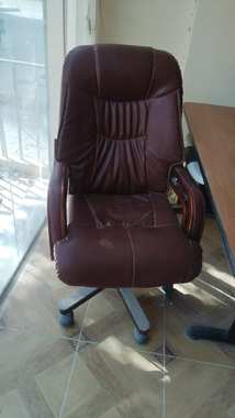 مكتب استقبال شيك خشبي كبير بحالة ممتازة مع كرسي مكتب جلد بني فاخر دوار - 4