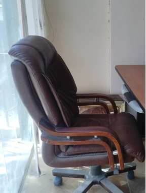 مكتب استقبال شيك خشبي كبير بحالة ممتازة مع كرسي مكتب جلد بني فاخر دوار - 5