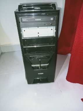 كمبيوتر للبيع بحاله شبه جديد الشاشه و الكيسه و كيبورد