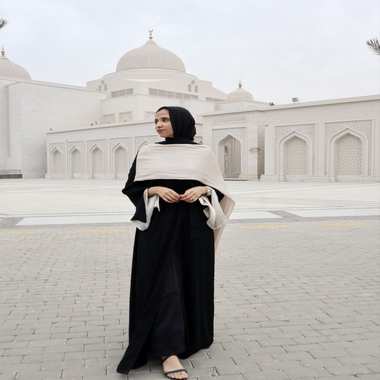 عباية سندس | أناقة هادئة بتتكلم لوحدها لو بتدوري على عباية تجمع بين - 2