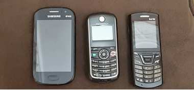 3 موبايلات قديمة سامسونج وموتورولا – للبيع كقطع غيار أو للاستخدام الشخ